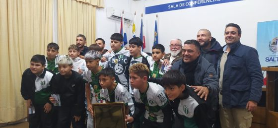 En la tardecita el Presidente Mtro. Marcirio Pérez participó del reconocimiento que se le realizó a la generación 2012 de Salto Nuevo Baby Fútbol, campeón de la Copa de Clubes de O.N.F.I. Merecido reconocimiento a los chiquilines.
