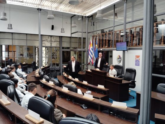 Está mañana en la Junta Departamental el Asesor Jurídico Dr. Fabricio Figueroa y el director de la Corporación Fernando Menoni recibieron a la escuela N°111, dónde junto a la maestra Inés Nan mantuvieron una charla informativa del funcionamiento de la misma.