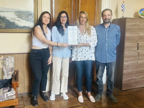 Sr. Presidente Pablo Alves Menoni, hizo entrega de Placa en reconocimiento al Centro Bullying de Salto a la Sra. Ingrid Figueroa.
