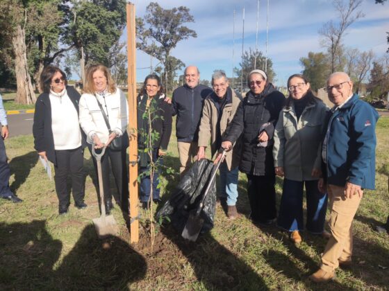 Comisión de Nomenclatura acompañó con emoción la plantación de árboles en homenaje a Bartolomé Hidalgo.