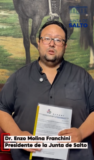 Dr. Enzo Molina Franchini, recibiendo en la Junta de Salto a trabajadores organizados, PIT CNT.